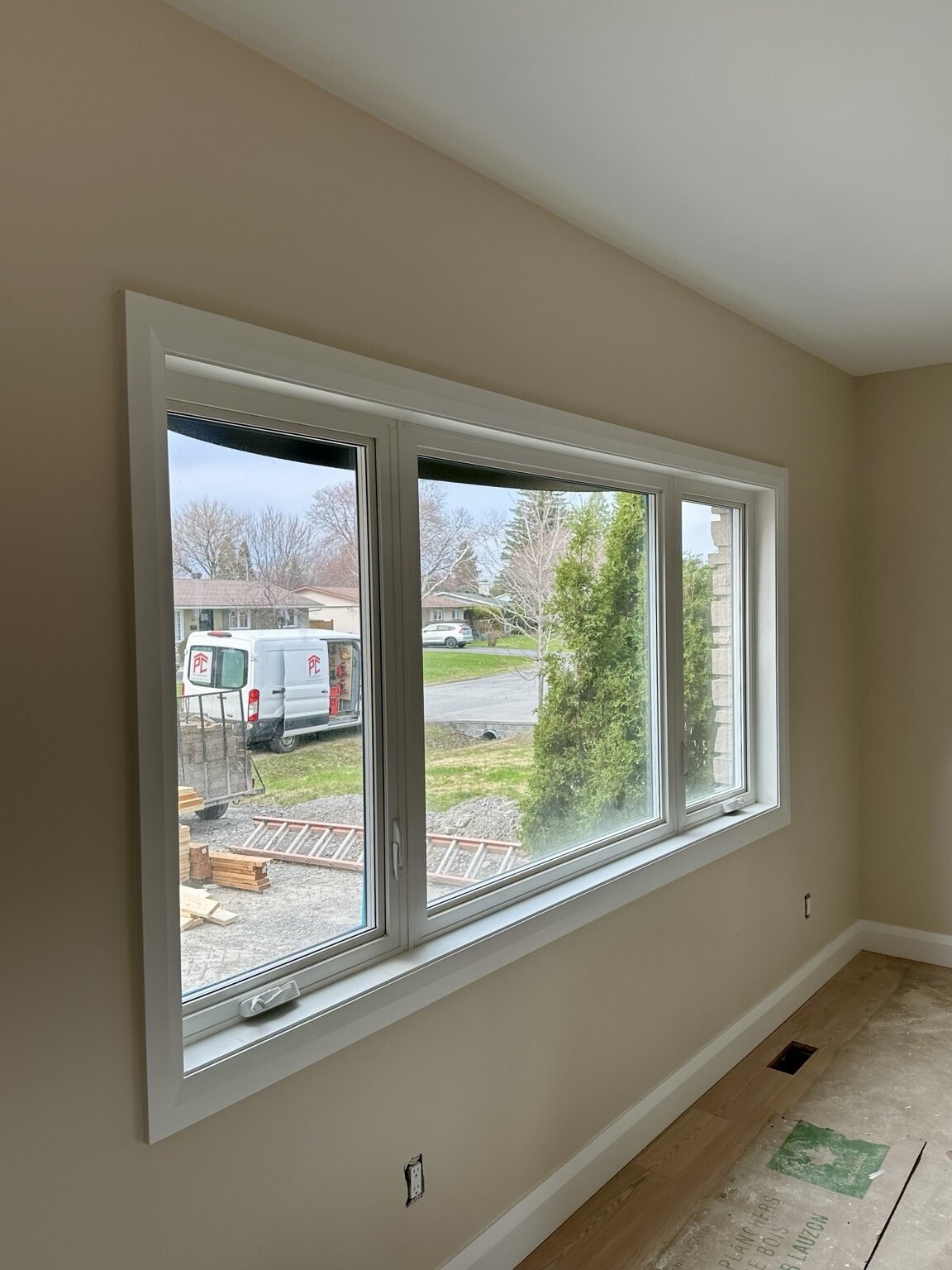 Prefabricated interior window casing installed with clean mitres